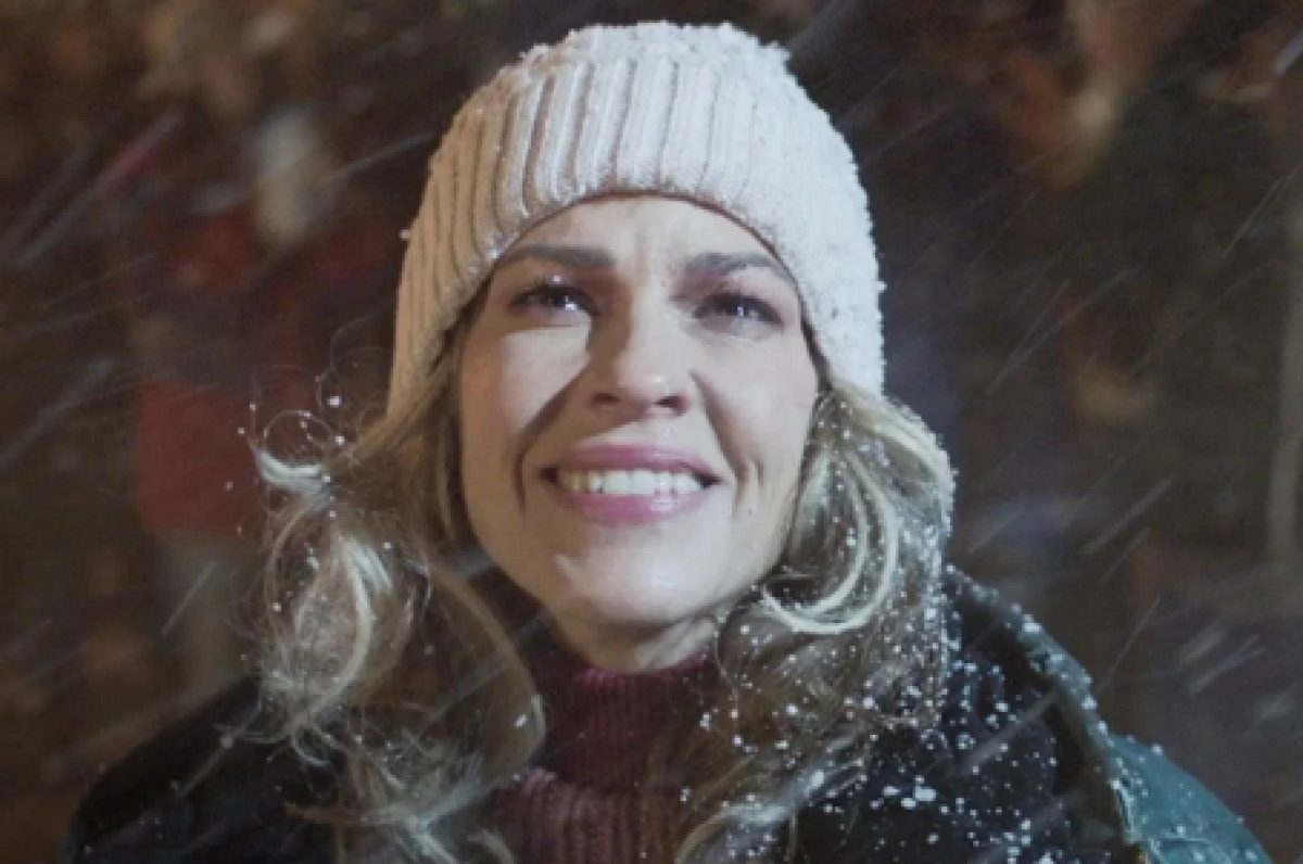 Hilary Swank anuncia gravidez aos 52 anos em vídeo com a família