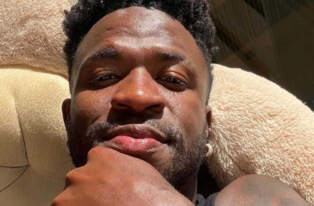 Vini Jr. promove festa em casa com jogadores e modelos